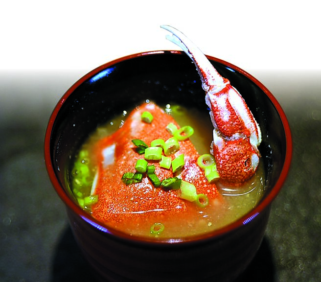 ＜龙虾味噌汤＞用料高檔，风味自然不差。图／姚舜