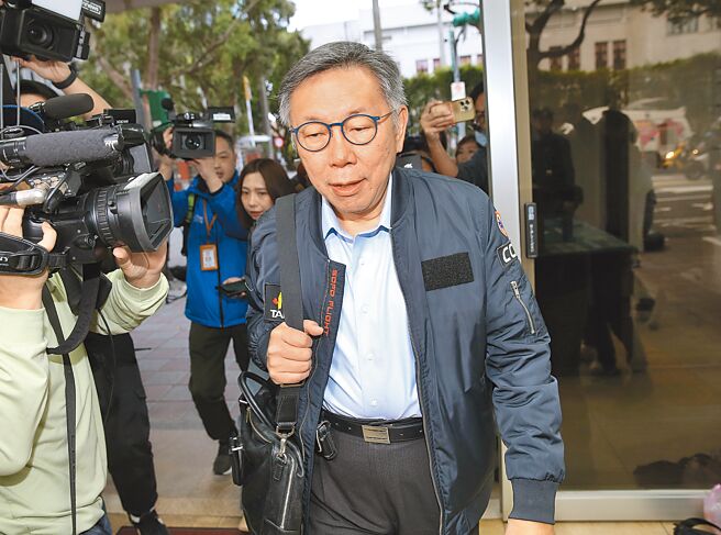 国会议长一役，绿白互杠谁主动「乔龙头」，关键的医界大老陈永兴主动出面还原，称1月31日接到民眾党主席柯文哲（见图）来电提合作，但民眾党则抖出是有称代表民进党高层的中间人牵线。（姚志平摄）