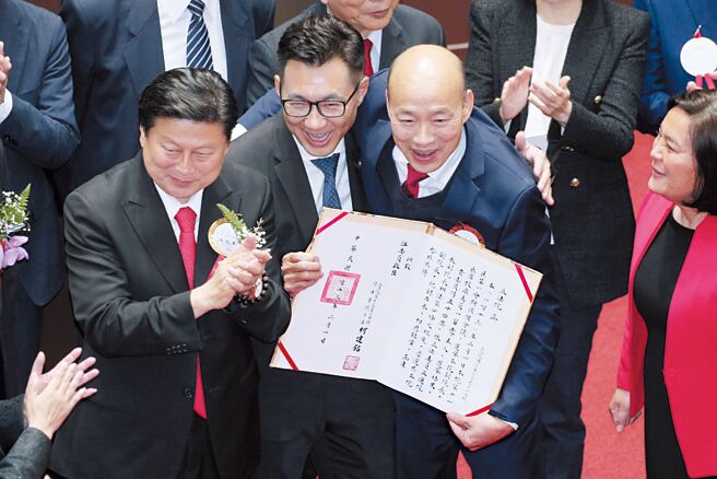 韩国瑜（右二）。（资料照）