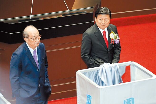 立法院第11届立委1日报到宣誓就职，国民党立院党团总召傅昆萁（右）、民进党立院党团总召柯建铭（左）在议场内短暂互动。（黄世麒摄）