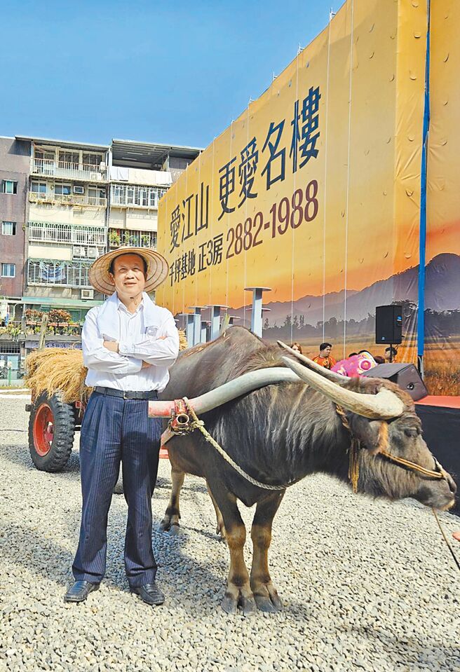 鄉林董事長賴正鎰從小在田裡幫忙，深知牛脾氣。（王莫昀攝）