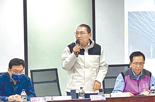新北市长侯友宜（中）2日到淡水参加行动治理座谈会。（刘玮晴摄）