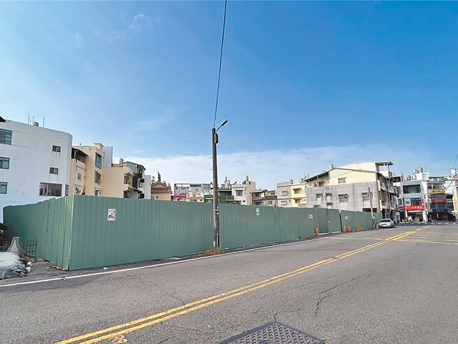 屏东县东港镇公所旧址520坪标售案2日开标，由辅英医院以1坪38万1000元得标，比底价27万5000元高出10万6000元，为公所进帐1.9亿余元。（谢佳潾摄）