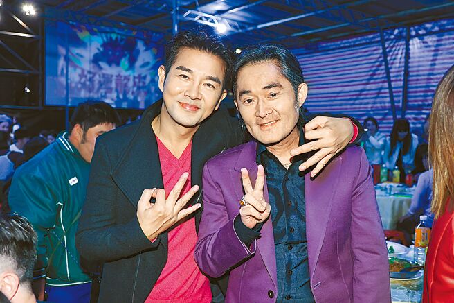 《天道》父子檔江國賓（右）、謝承均2日開心出席三立尾牙。（羅永銘攝）