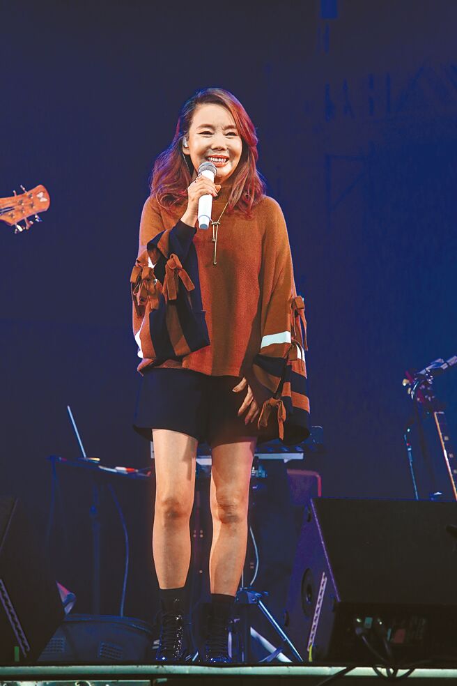 辛曉琪2日在台北Legacy舉辦「療傷那天後」演唱會。（鄧博仁攝）