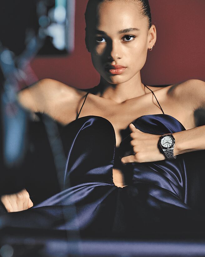百年靈與維多利亞貝克漢跨界聯名，邀女星Annemary Aderibigbe時尚入鏡。（Breitling提供）
