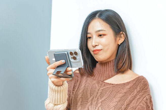 可扩充当支架也可当指环的磁吸无线行动电源，适合容易手滑的人。（石智中摄）