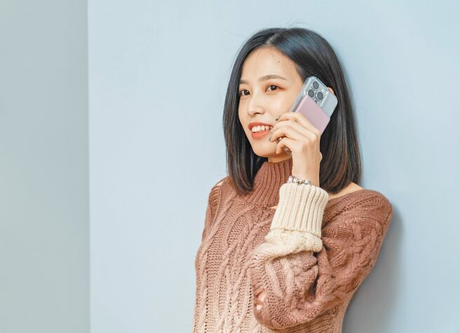 磁吸无线行动电源摆脱传输线的纠缠，成为连假外出者的必备品。（石智中摄）