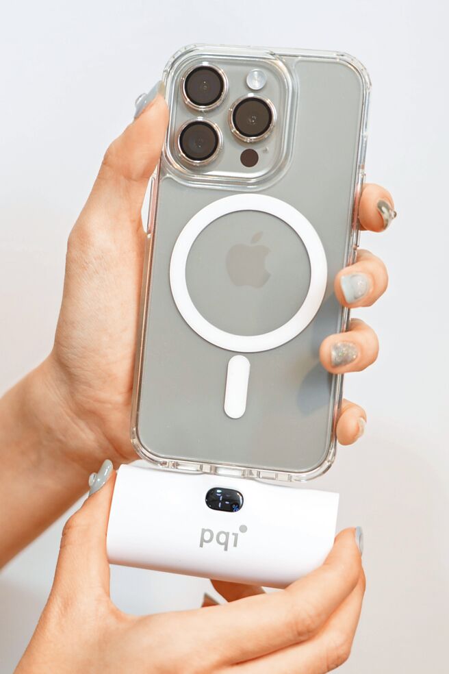 STUDIO A的PQI 5000mAh 20W USB-C快充口袋行动电源（PD05），虽不是磁吸式，但设计方便轻巧，690元。（石智中摄）