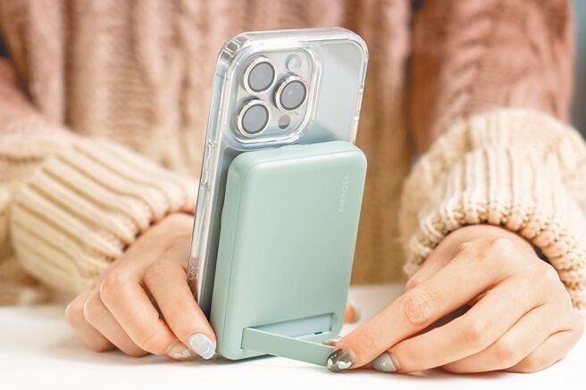 STUDIO A的ENERGEA MagPac Mini 10000mAh 磁吸无线快充带支架行动电源，底部的隐藏式小支架可调整最佳观看角度，1590元。（石智中摄）