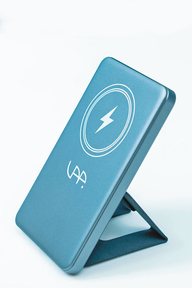 STUDIO A的VAP磁吸无线行动电源附支架5000mAh，1490元。（石智中摄）