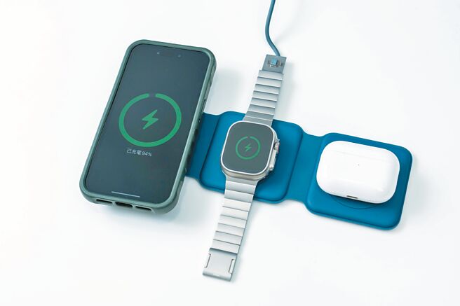 STUDIO A的GoMag Trio Plus三合一便携式折迭磁吸无线充电座，可同时替手机、手表和耳机充电，适合商务人士外出使用，1590元。（石智中摄）