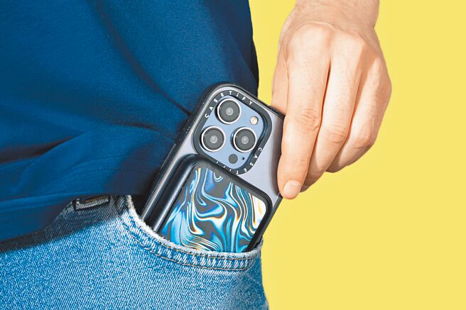 CASETiFY PowerThru系列磁吸无线行动电源，轻薄小巧的口袋型设计，适合不喜欢带包包出门者，2290元。（CASETiFY提供）