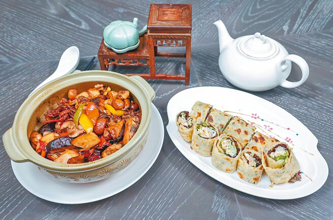 劉桂山主廚以隔夜年菜脆皮雞和東坡肉製作出東坡肉蔥油餅捲（右）和栗子燒雞煲兩道佳餚。（粘耿豪攝）