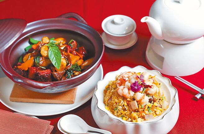 楊德興主廚以兩道年菜重製星級飯店佳餚，分別是啤酒海陸砂鍋煲（左）和清宮燒肉明蝦飯。（陳俊吉攝）