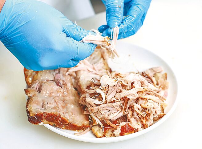 1.將東坡肉蒸軟，用手把東坡肉扳成不規則狀，或撕成肉絲。（粘耿豪攝）
