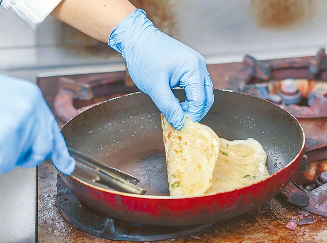 3.蔥油餅放入平底鍋煎至酥脆後取出。（粘耿豪攝）