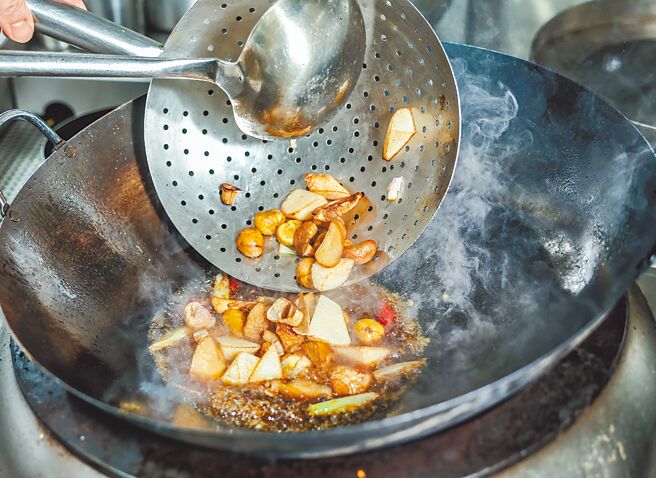 1.將食材切塊狀備用，起油鍋，放入紅蔥頭爆香，炸至金黃色即可盛起。鍋內放入杏鮑菇，炸至金黃色；再依序放入筍塊、栗子過油，將食材撈起備用。（粘耿豪攝）