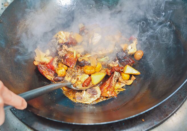 3.另起油鍋，以少許油爆香蔥段，放入花菇煸炒至香味出，下辣椒略炒，再加水、醬油、糖，並以少許蠔油提鮮。（粘耿豪攝）