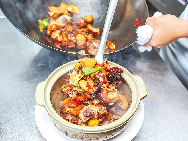 4.鍋內依序放入筍塊、栗子、雞肉拌炒，轉小火讓食材入味，盛盤放入砂鍋保溫；彩椒汆燙過，放入砂鍋配色。（粘耿豪攝）