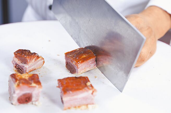 1.明蝦剝殼切丁，裹上太白粉抓勻；脆皮燒肉切丁。（陳俊吉攝）