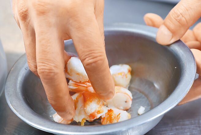 2.起油鍋，蝦仁和燒肉先後過油撈起備用炒後裝盤。（陳俊吉攝）