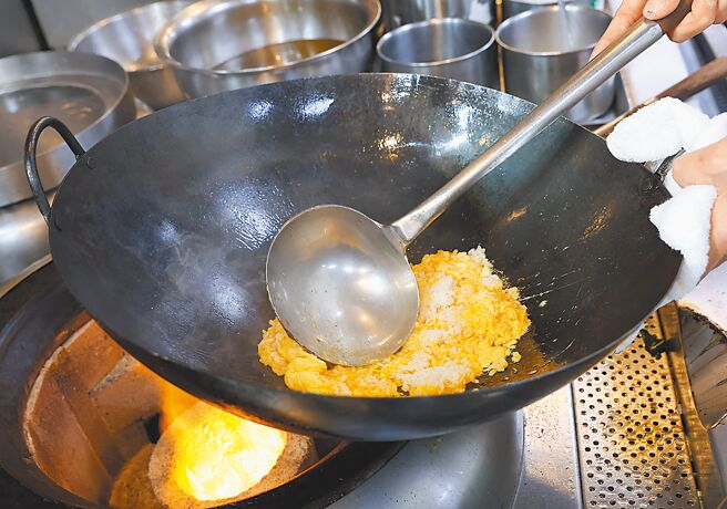 3.同鍋，下蛋液與白飯快炒，依序放入燒肉丁、玉米粒、碗豆仁、紫洋蔥、甜椒丁拌炒；撒上雞粉、蔥花、蒜酥、薄鹽醬油調味，最後放入銀芽快炒後裝盤。（陳俊吉攝）