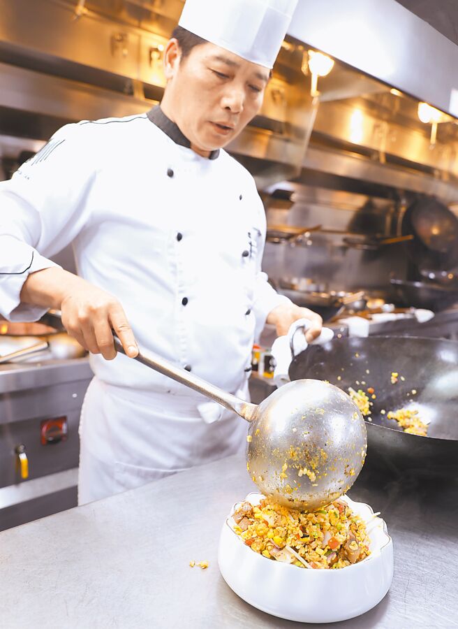 4.蝦仁下鍋，加少許水和鹽、太白粉水快炒，最後用少許香油提香，撈起後擺在炒飯上即可。（陳俊吉攝）