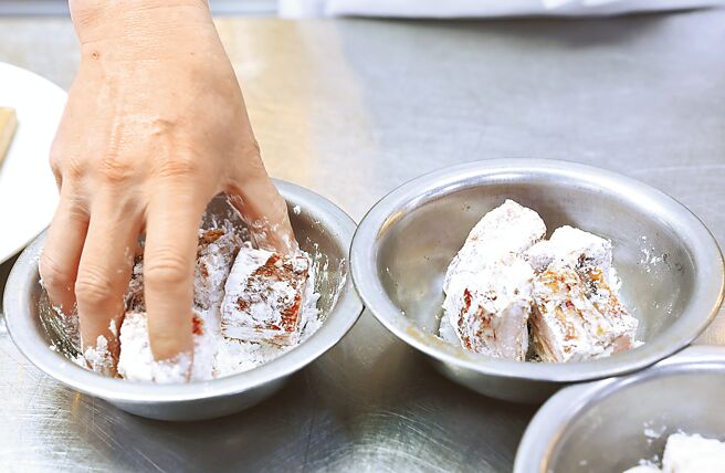 1.帶子與排骨裹薄薄一層太白粉。（陳俊吉攝）