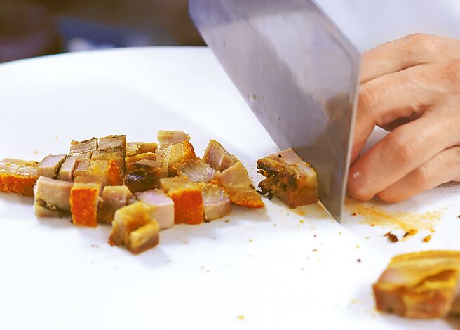 1.起油鍋，帶子先下鍋快速過油撈起；再放排骨下鍋過油撈起備用，再切成適口大小。（陳俊吉攝）