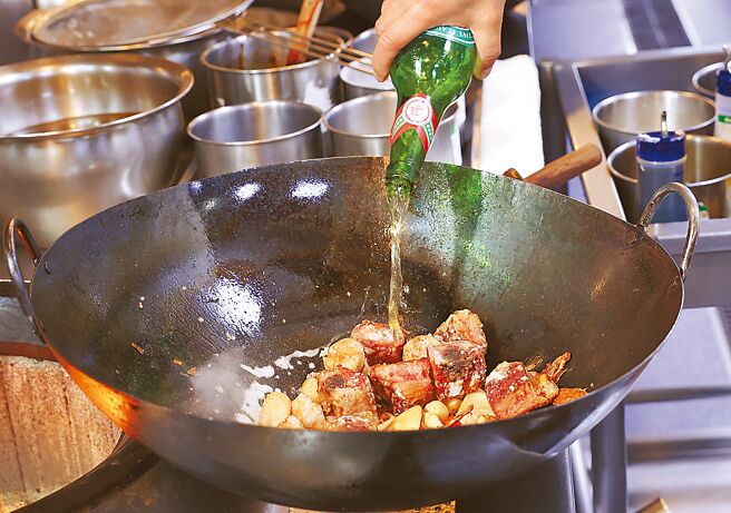 3.依序加啤酒、米酒、雞粉、白糖、醬油膏調味，再放入甜豆、蔥段、紅蘿蔔拌炒。（陳俊吉攝）