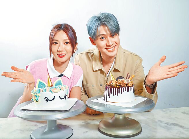 蔡黃汝（左）製作獨角獸彩虹蛋糕，李玉璽端出法芙娜香蕉巧克力蛋糕。（粘耿豪攝）李玉璽、蔡黃汝服裝提供／SANDRO、Maje 場地提供／Funsiamo玩美烘焙體驗