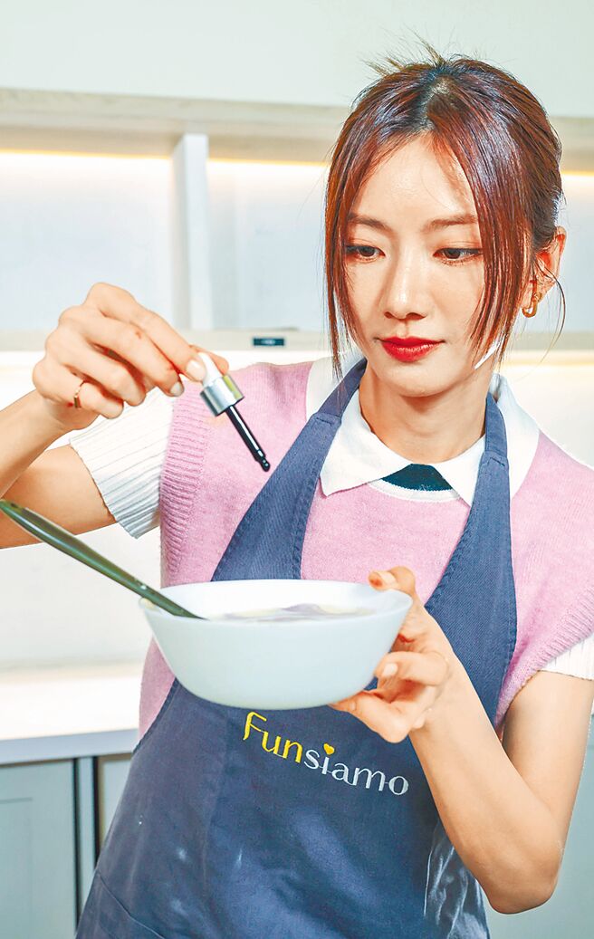 蔡黃汝為蛋糕麵糊滴入食用色素。（粘耿豪攝）李玉璽、蔡黃汝服裝提供／SANDRO、Maje 場地提供／Funsiamo玩美烘焙體驗