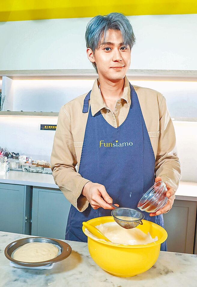 李玉璽打麵糊的功力一流。（粘耿豪攝）李玉璽、蔡黃汝服裝提供／SANDRO、Maje 場地提供／Funsiamo玩美烘焙體驗