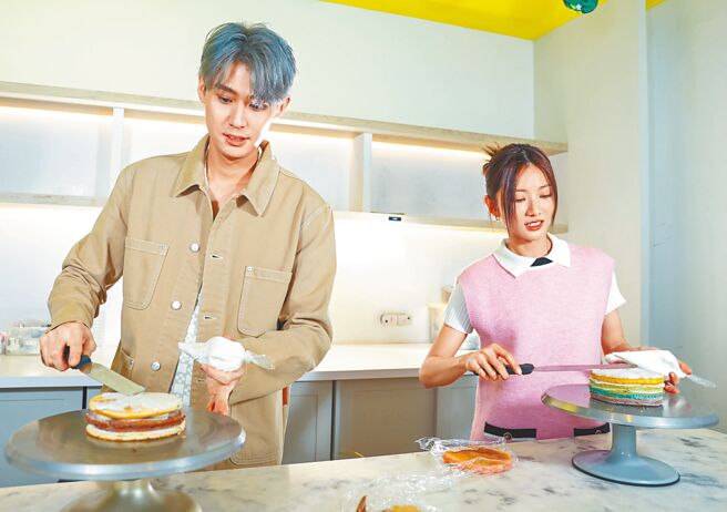 李玉璽（左）與蔡黃汝為蛋糕抹上奶油。（粘耿豪攝）李玉璽、蔡黃汝服裝提供／SANDRO、Maje 場地提供／Funsiamo玩美烘焙體驗