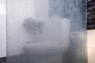 浴室水垢她用这物一喷 超脏玻璃台秒变透明