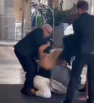 超派！2女混戰「雪乳雙峰」洩春光 保全房客全看傻眼