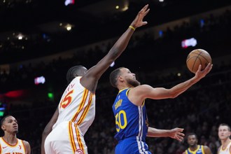 NBA》柯瑞10颗三分球轰60分不够 勇士还是延长输老鹰