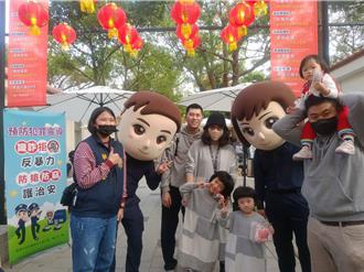 八德警宣導送無痕掛勾 促防護知識隨時掛心頭