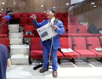 爆立院嗆韓國瑜男子「欺騙某立委取得貴賓證」 黃揚明：警衛該被打屁股