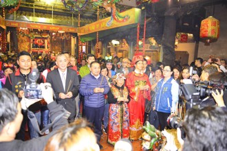 新莊老街過元宵 廟街祈福還有傳統轟炮台