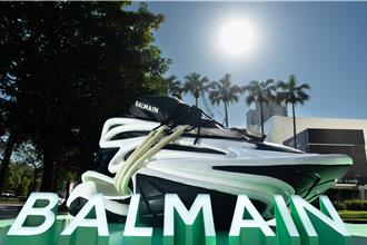 台中大遠百打卡新地標 巨型Balmain Unicorn球鞋降臨
