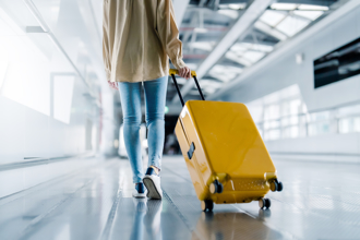 女子过海关行李厢「狂震动」 满脸羞红开箱：关不掉啊！