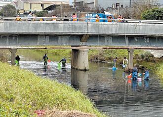 桃园再爆污染 观音污水毒死万鱼
