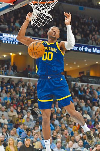 NBA》庫明加連8場破20 勇士痛宰病熊