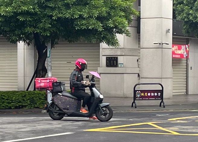 有人夫抱怨妻子要去跑外送补贴家用，若被亲戚朋友看到，简直丢光他的脸。（示意图 / 中时资料照）