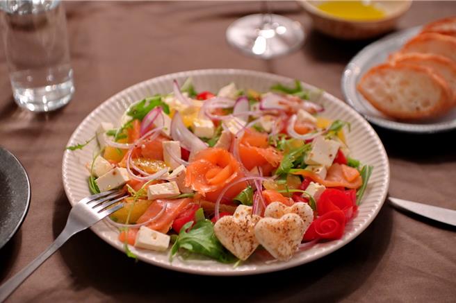 鲑鱼芝心沙拉既好看又美味。（好奇星球提供）