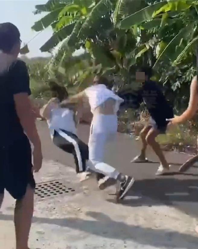 网路社群粉专3日晚间传出一段年轻女子遭围殴影片，并指称该女患有身心障碍，警方表示已传唤10人到案，呼吁网友冷静勿私刑正义。（翻摄自网路／程炳璋台南传真）