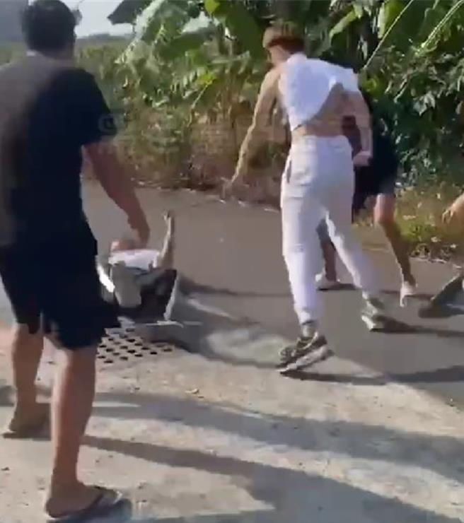 网路社群粉专3日晚间传出一段年轻女子遭围殴影片，引爆网友愤怒欲肉搜这群人来教训，警方表示已传唤10人到案，呼吁网友冷静勿私刑正义。（翻摄自网路／程炳璋台南传真）