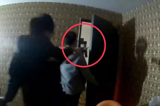 警方破門查緝。（圖 / 劉詠韻翻攝）